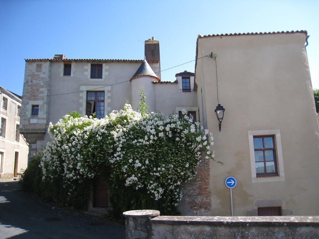Le Logis Des Tourelles Bed and Breakfast Beaupréau Exteriör bild
