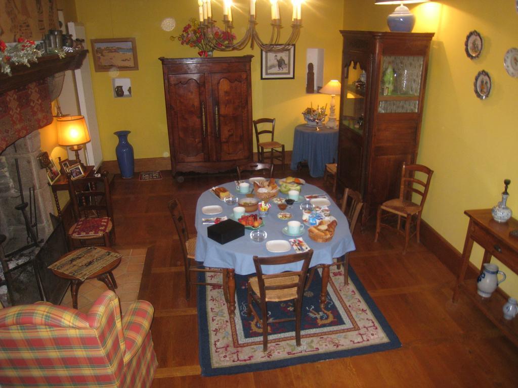 Le Logis Des Tourelles Bed and Breakfast Beaupréau Exteriör bild